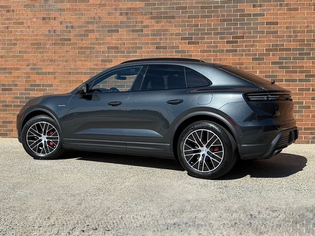 2025 Porsche Macan Electric photo 3