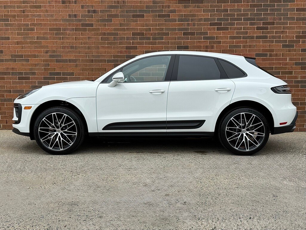 2025 Porsche Macan T photo 2
