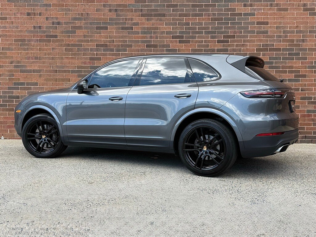2023 Porsche Cayenne Platinum Edition photo 3