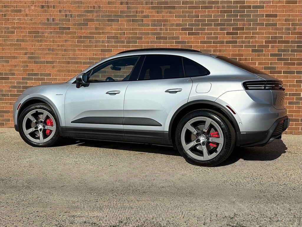 2025 Porsche Macan Electric photo 2