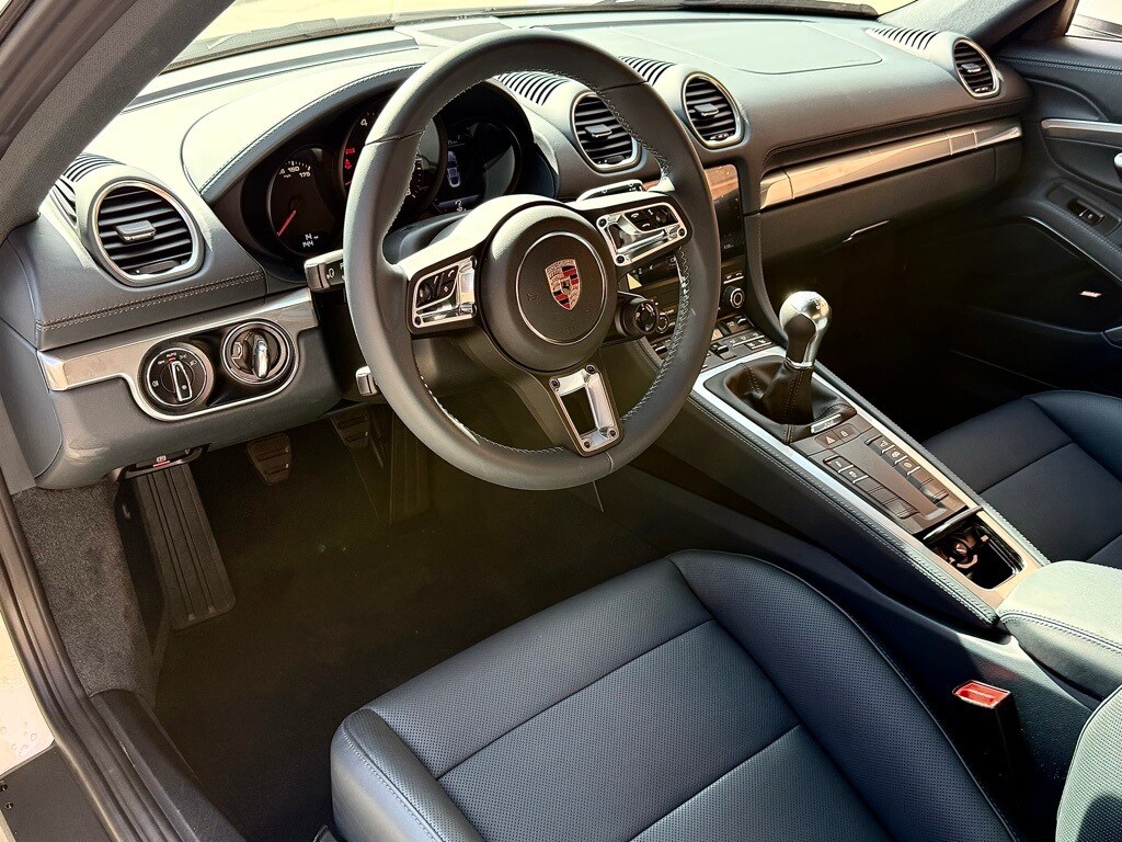 2024 Porsche Cayman S photo 4