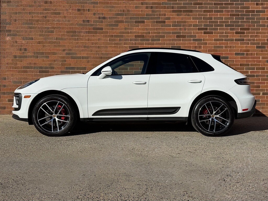2024 Porsche Macan S photo 2