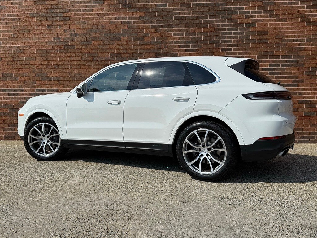 2024 Porsche Cayenne photo 2