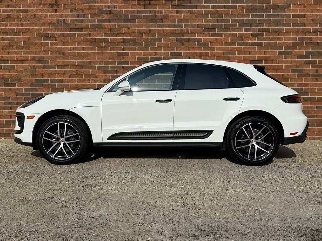 2024 Porsche Macan T photo 2