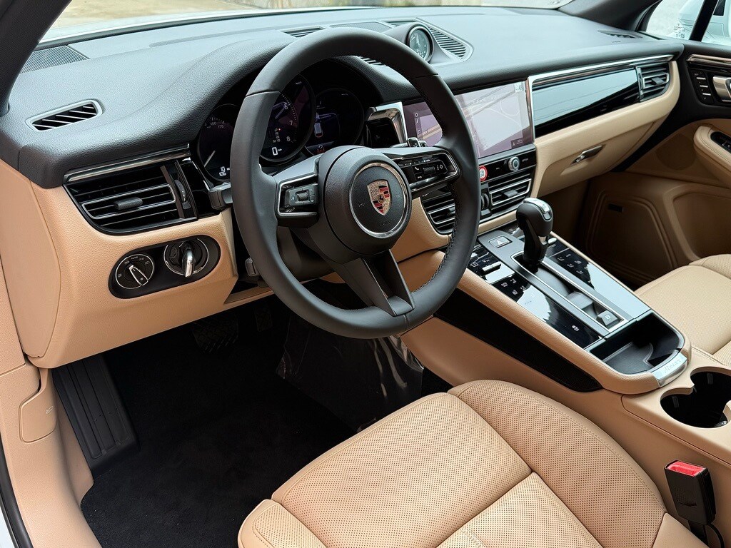 2025 Porsche Macan T photo 4