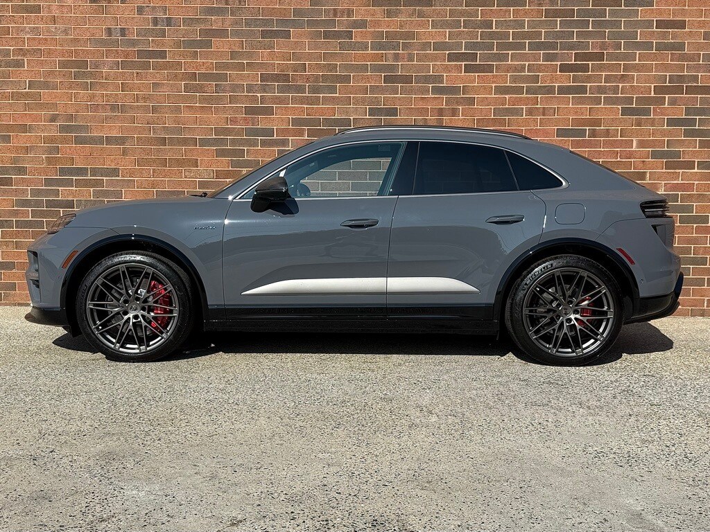 2025 Porsche Macan Electric Turbo photo 2