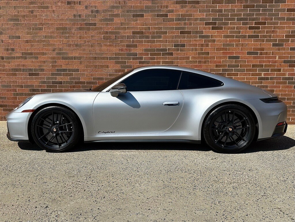 2025 Porsche 911 GTS photo 2
