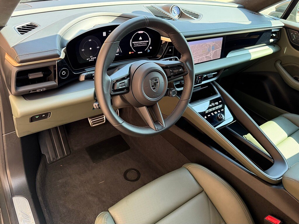 2025 Porsche Macan Electric Turbo photo 3