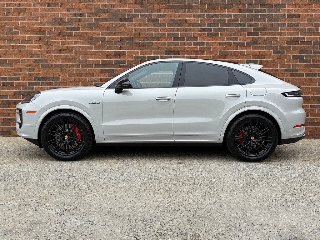 2025 Porsche Cayenne E-Hybrid Coupe photo 2