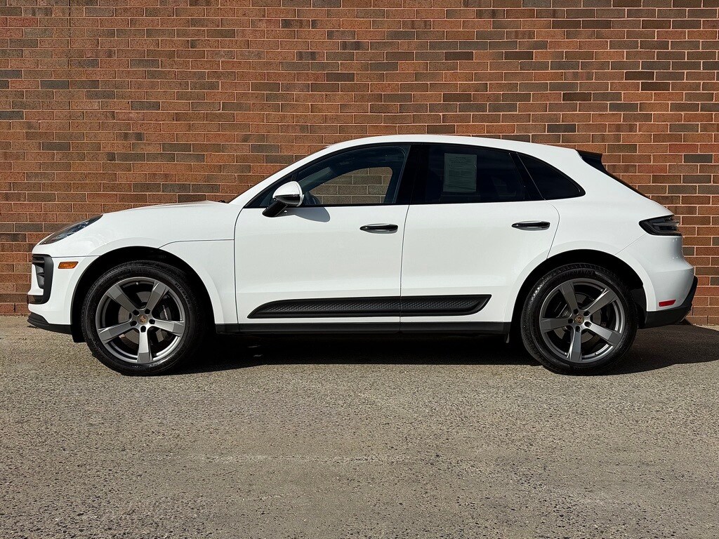 2024 Porsche Macan T photo 2