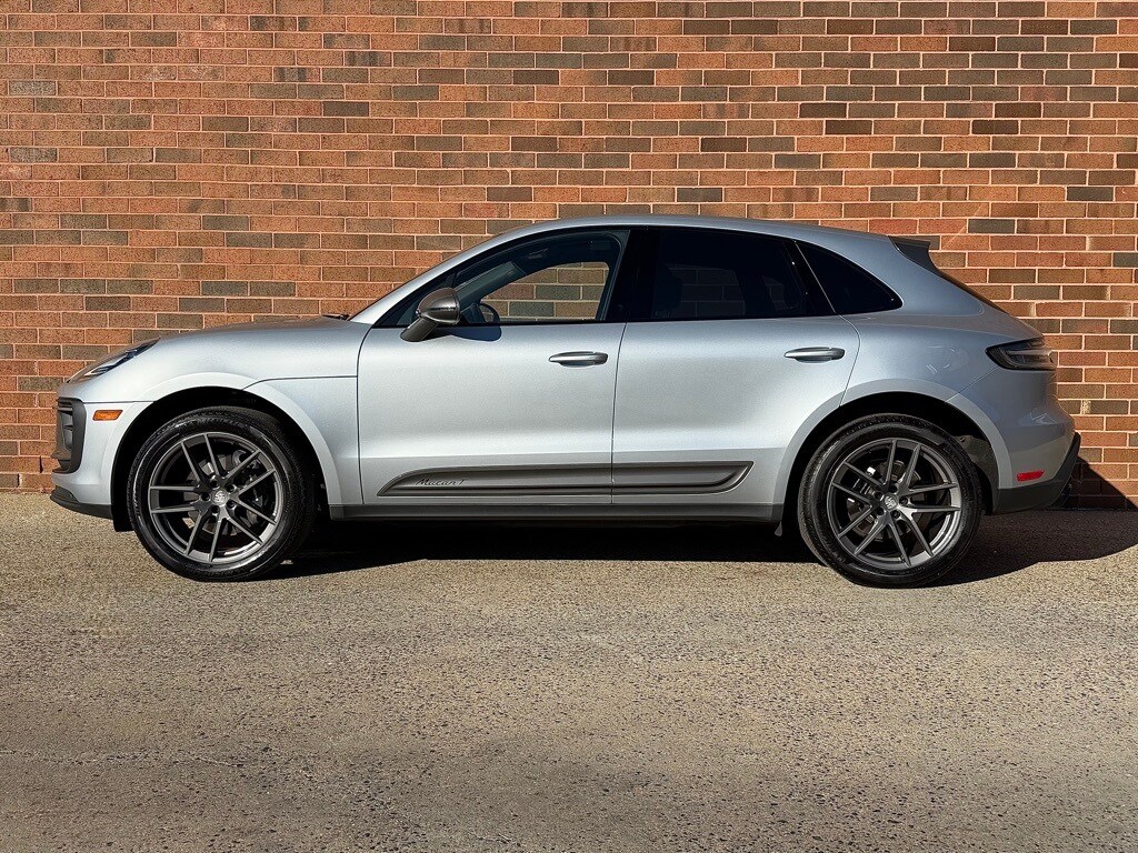 2024 Porsche Macan T photo 2