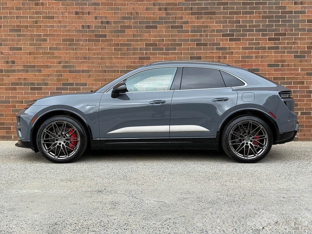 2025 Porsche Macan Electric Turbo photo 2