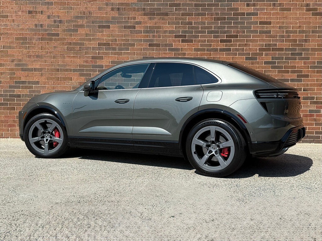 2025 Porsche Macan Electric Turbo photo 2
