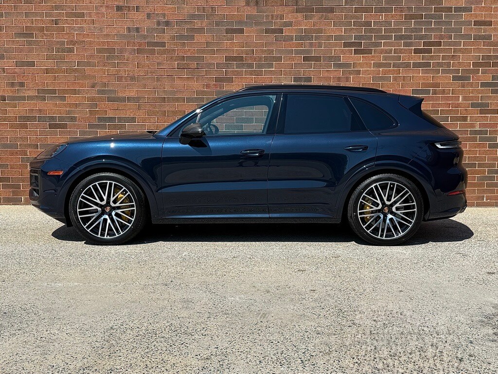 2025 Porsche Cayenne GTS photo 2