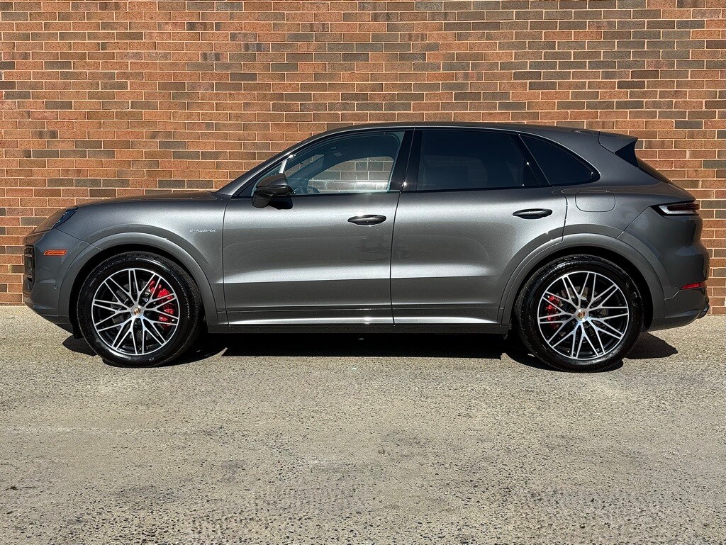 2024 Porsche Cayenne E-Hybrid S photo 2