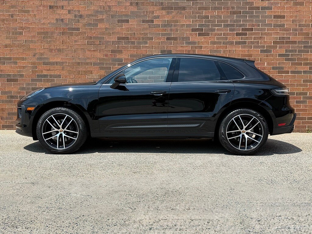 2024 Porsche Macan T photo 2