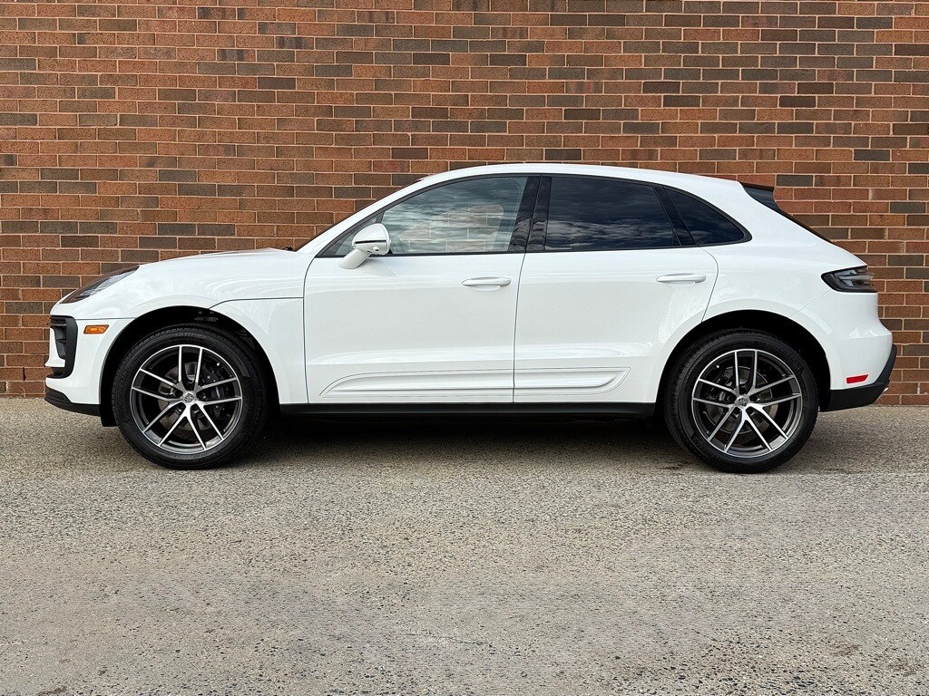2026 Porsche Macan T photo 2