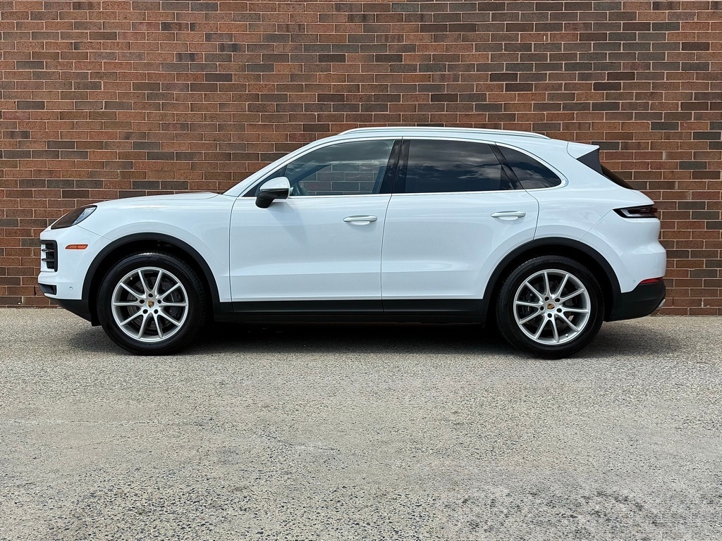 2024 Porsche Cayenne photo 2