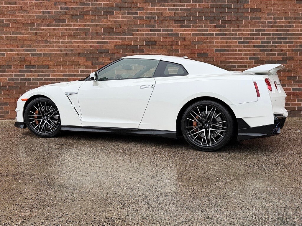 2024 Nissan GT-R Premium photo 3