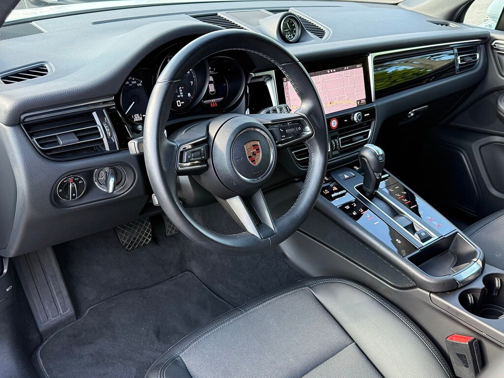 2024 Porsche Macan T photo 3