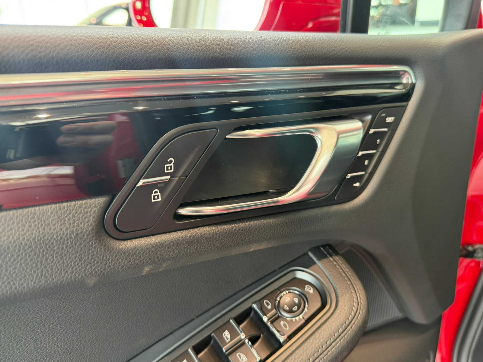 2026 Porsche Macan - Photo 23
