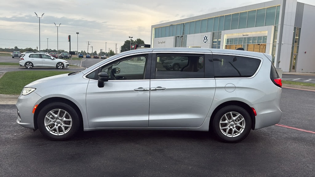 Used 2024 Chrysler Pacifica Touring L Van Passenger Van