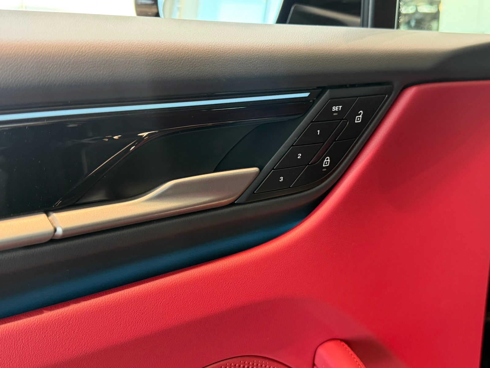 2026 Porsche Macan Base - Photo 24