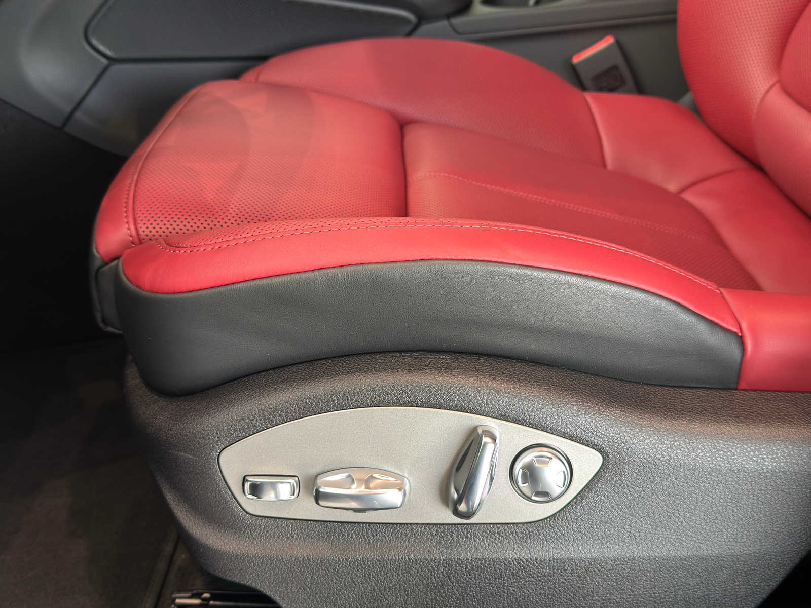 2026 Porsche Macan T - Photo 24