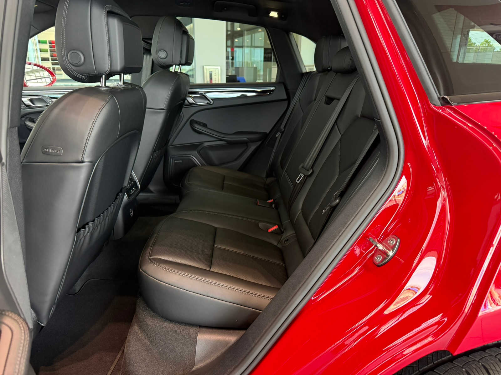 2026 Porsche Macan - Photo 21