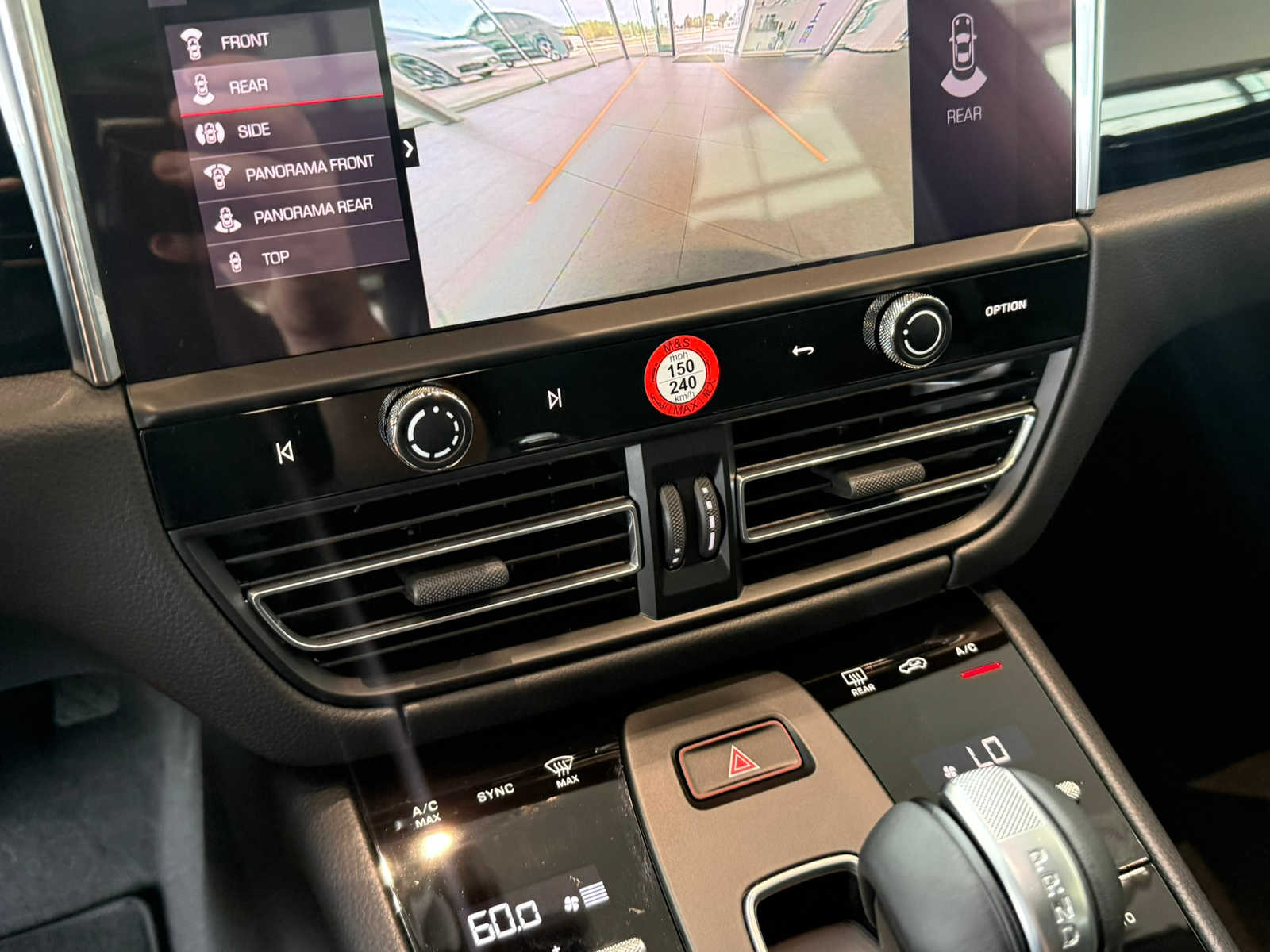 2026 Porsche Macan - Photo 31
