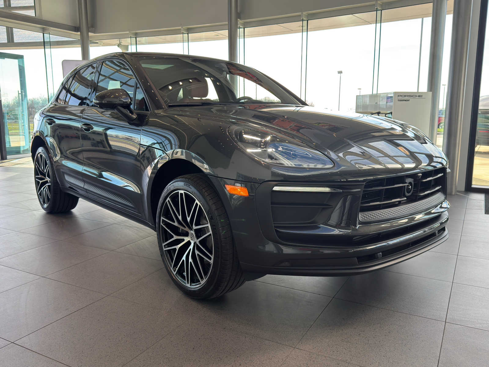 2026 Porsche Macan T - Photo 9