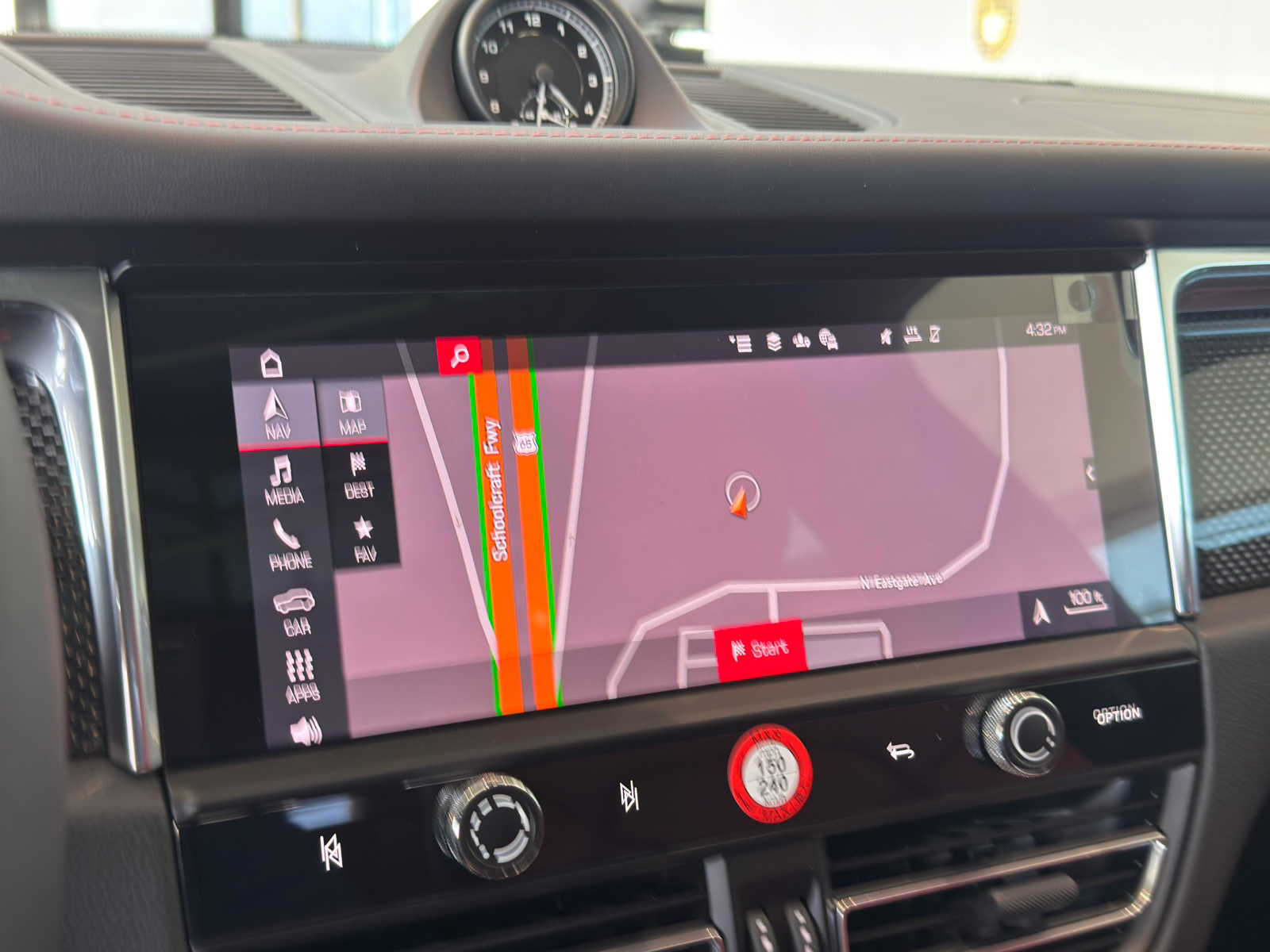 2026 Porsche Macan T - Photo 27