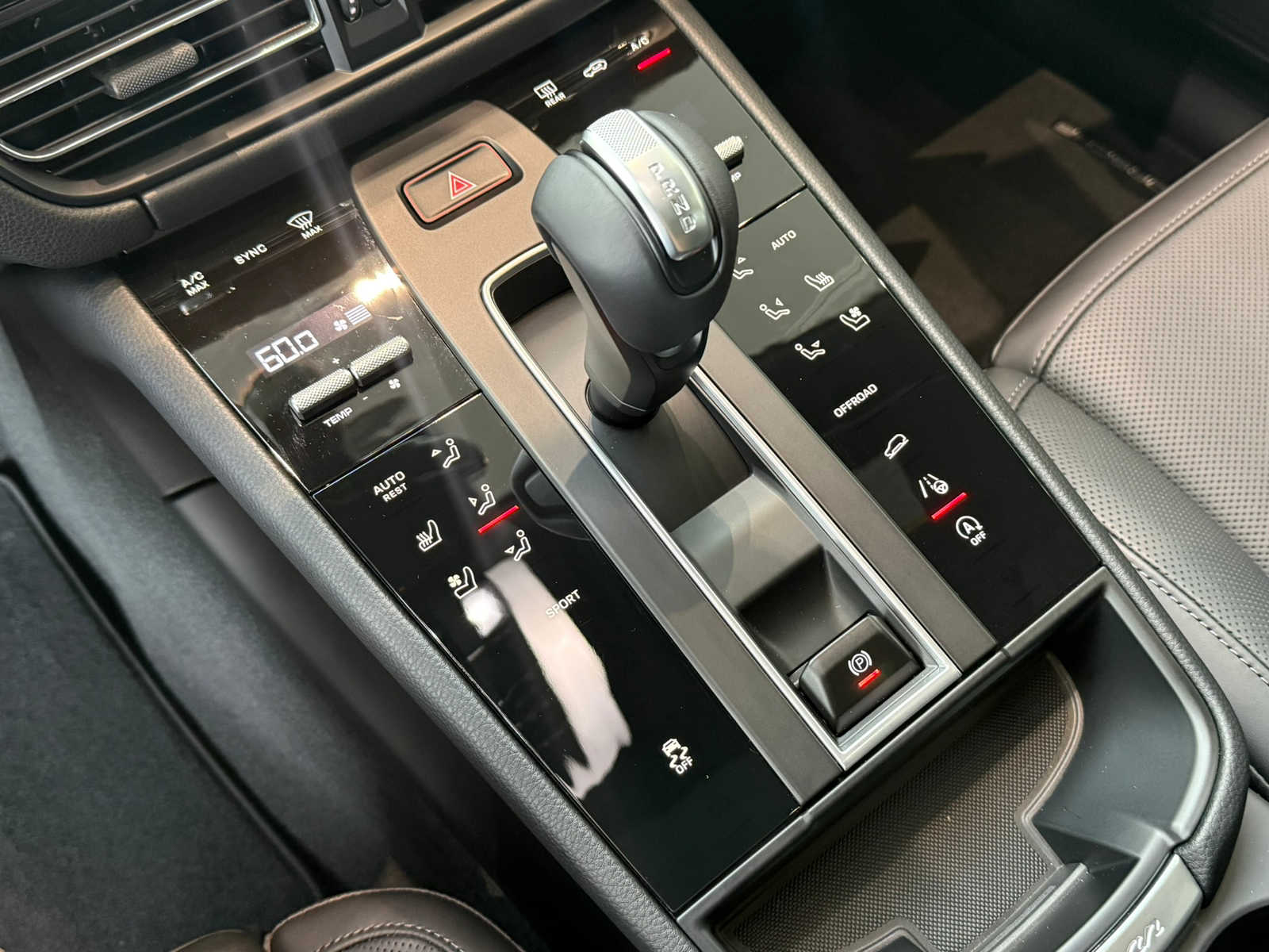 2026 Porsche Macan - Photo 32