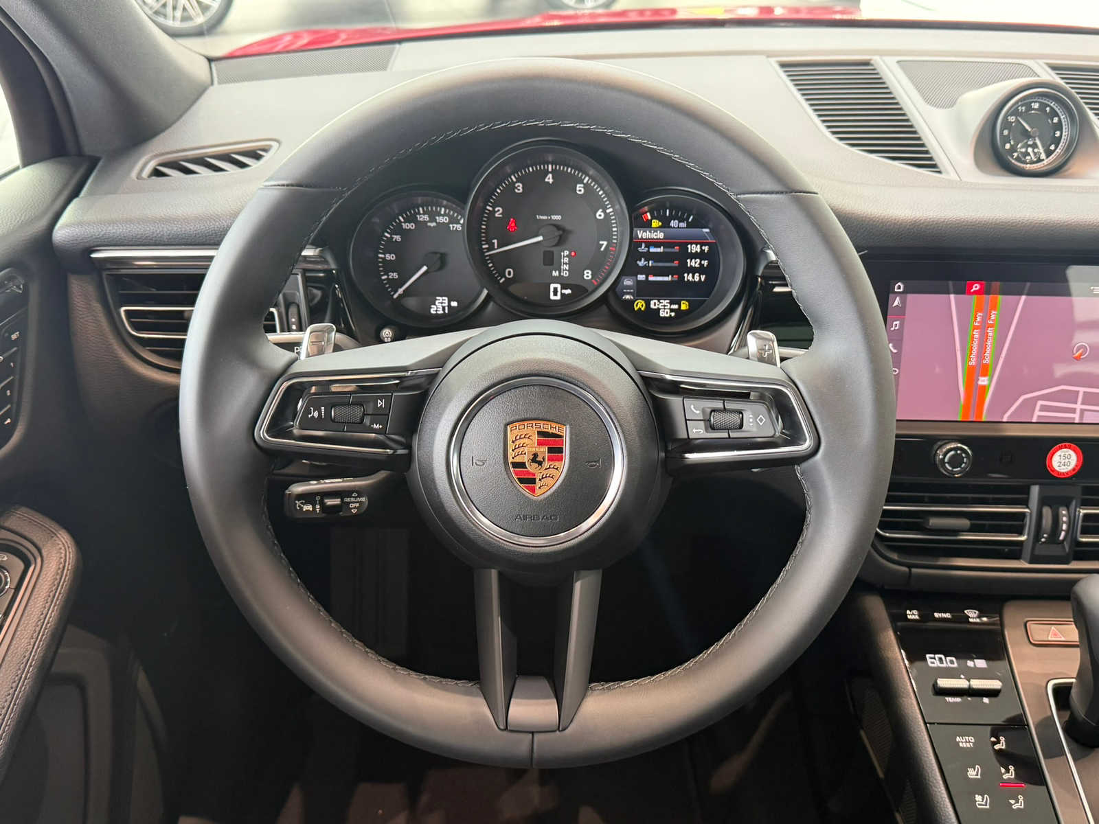 2026 Porsche Macan - Photo 18