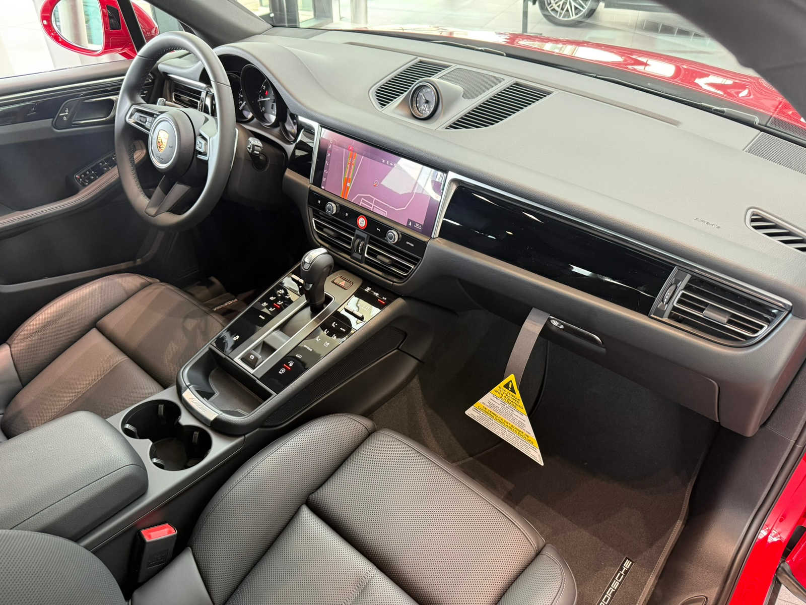 2026 Porsche Macan - Photo 16