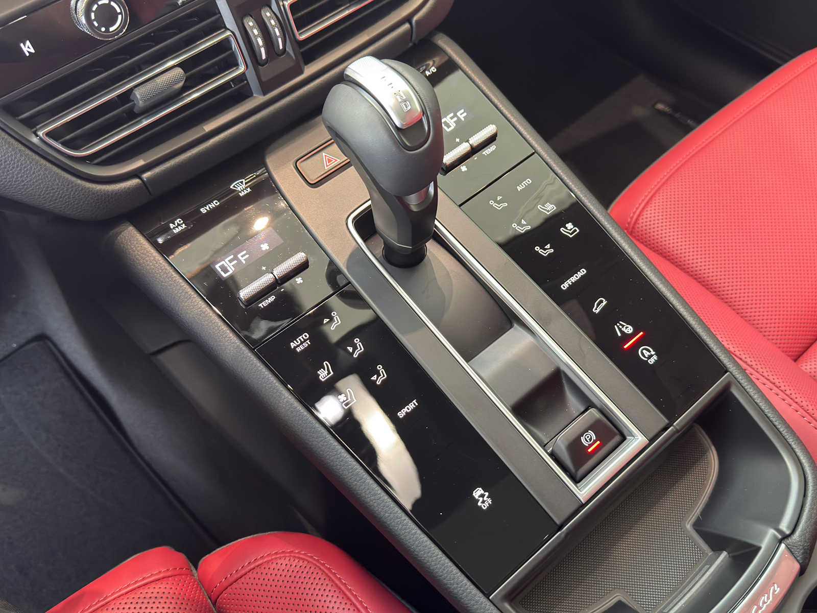 2026 Porsche Macan T - Photo 29
