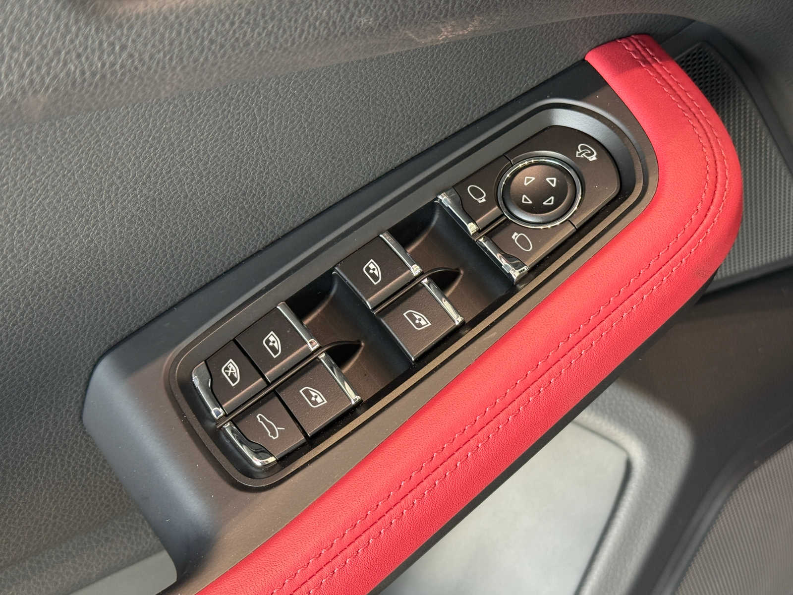 2026 Porsche Macan T - Photo 22