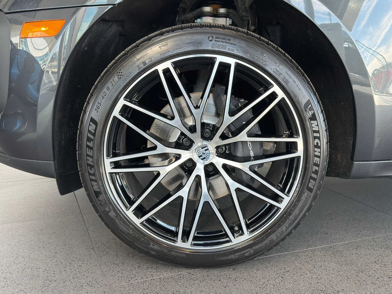2026 Porsche Macan T - Photo 11