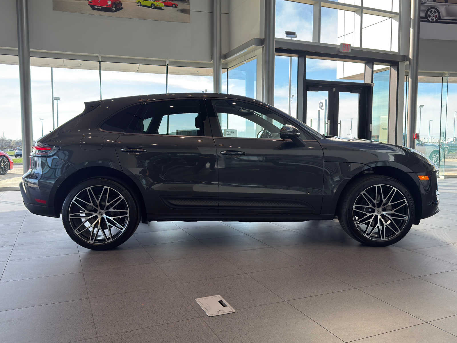 2026 Porsche Macan T - Photo 8