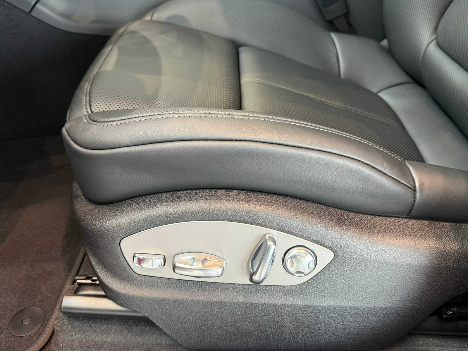 2026 Porsche Macan - Photo 27