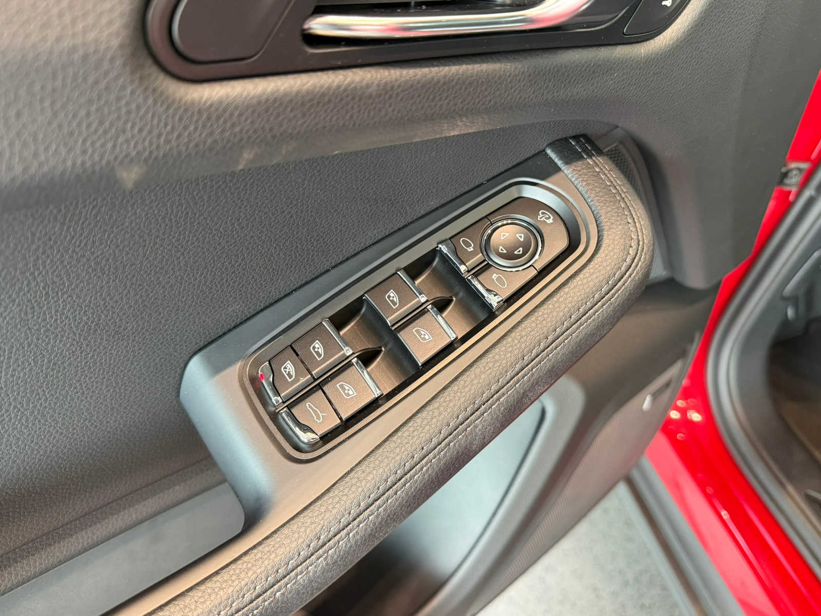 2026 Porsche Macan - Photo 24