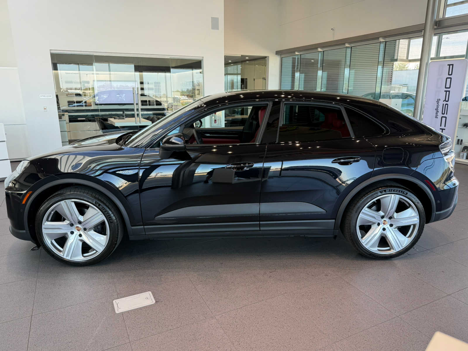2026 Porsche Macan Base - Photo 2