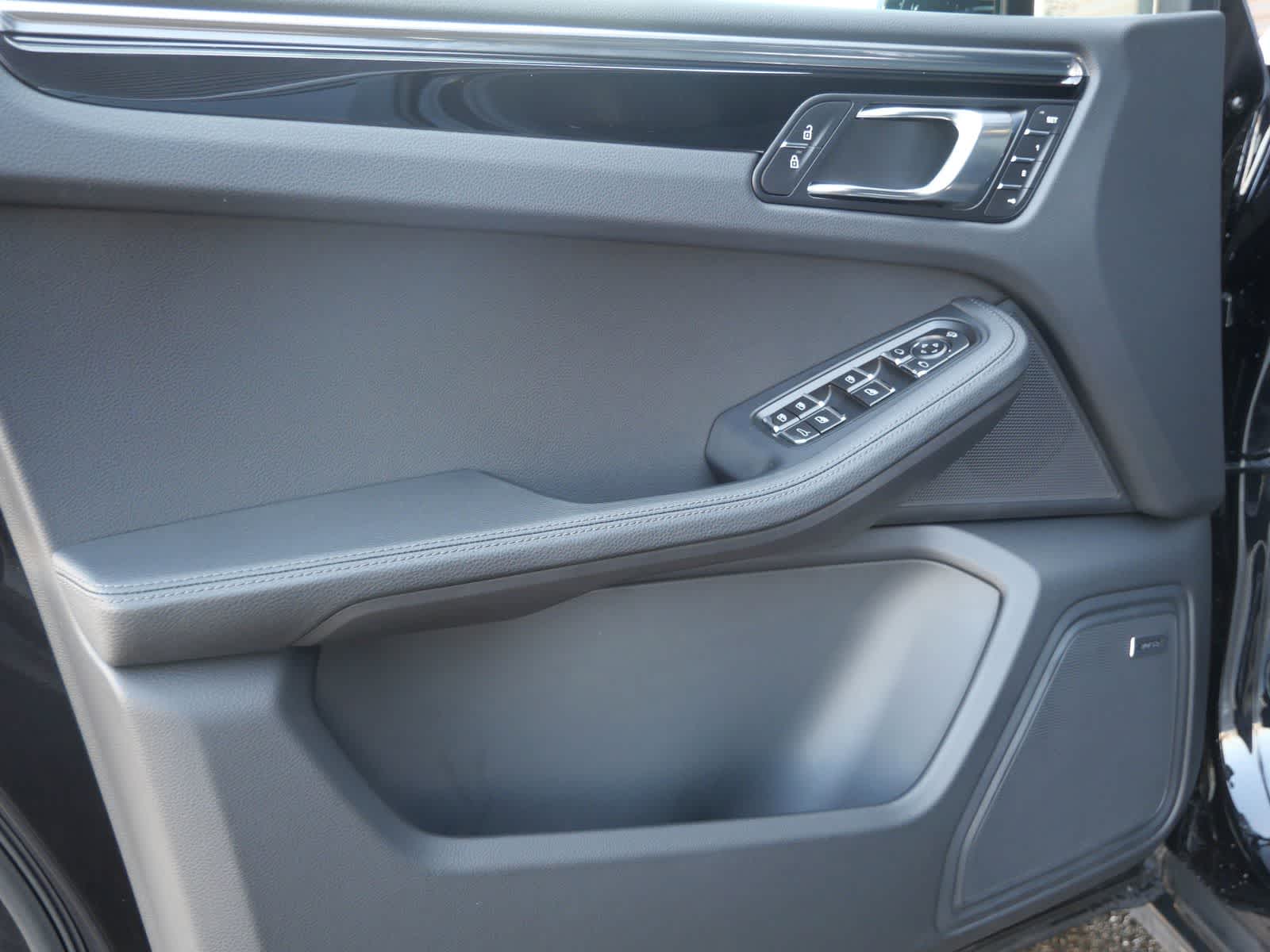 Thumbnail: 2026 Porsche Macan - 9