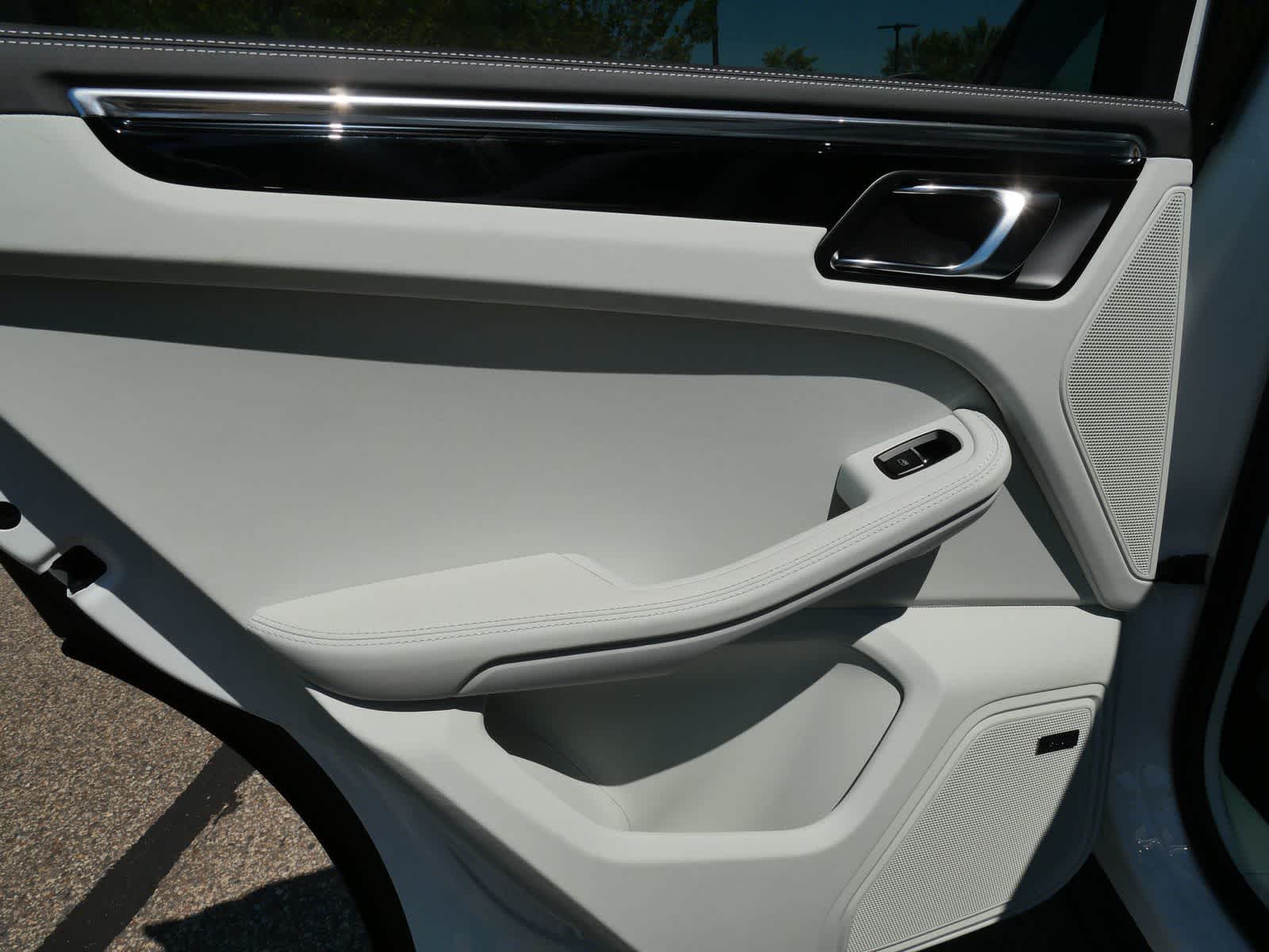 Thumbnail: 2026 Porsche Macan - 12