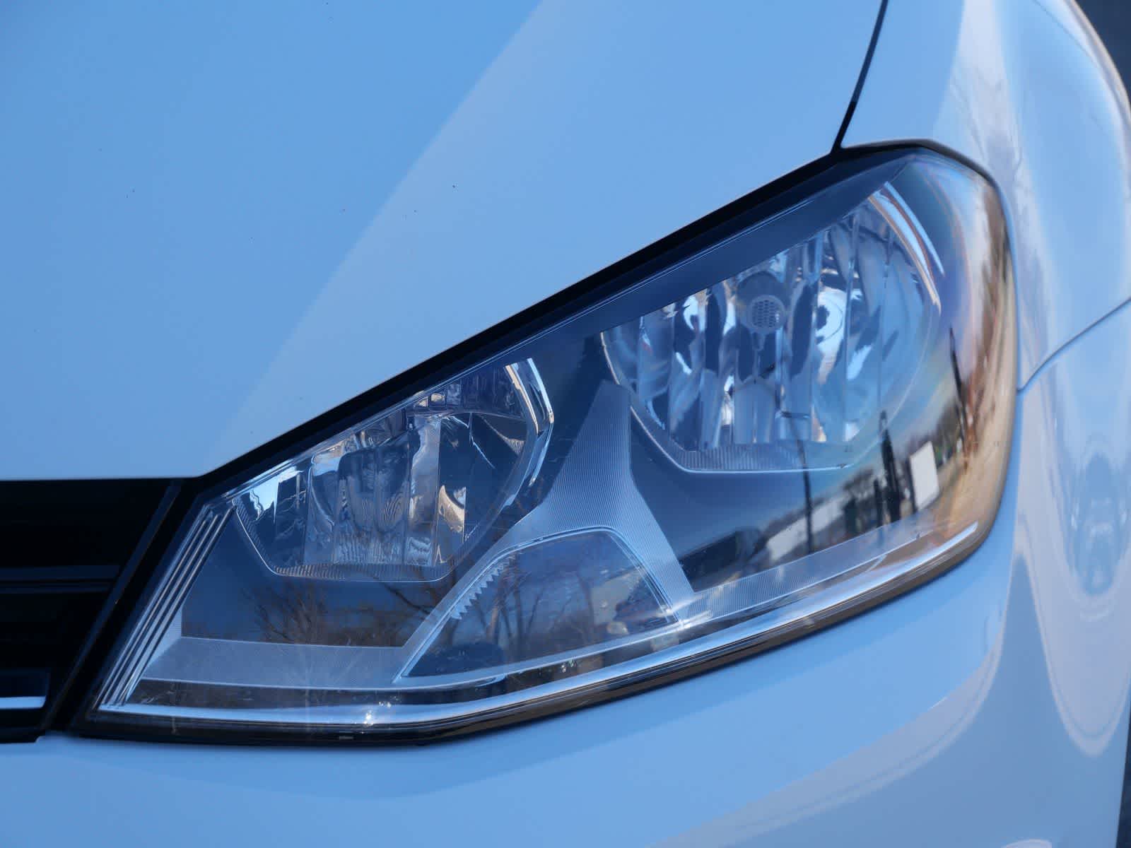 Thumbnail: 2017 Volkswagen e-Golf - 6