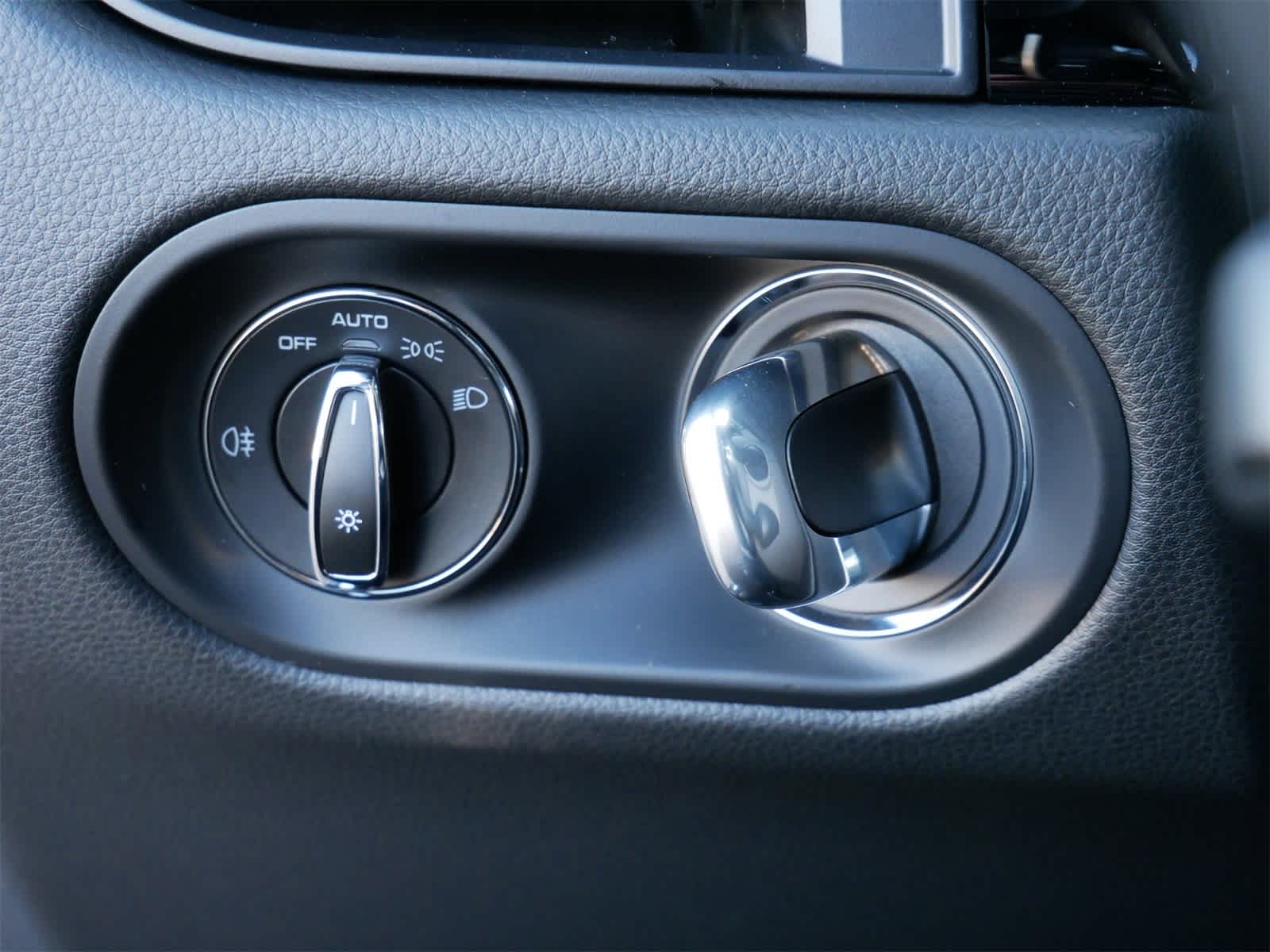 Thumbnail: 2026 Porsche Macan - 17