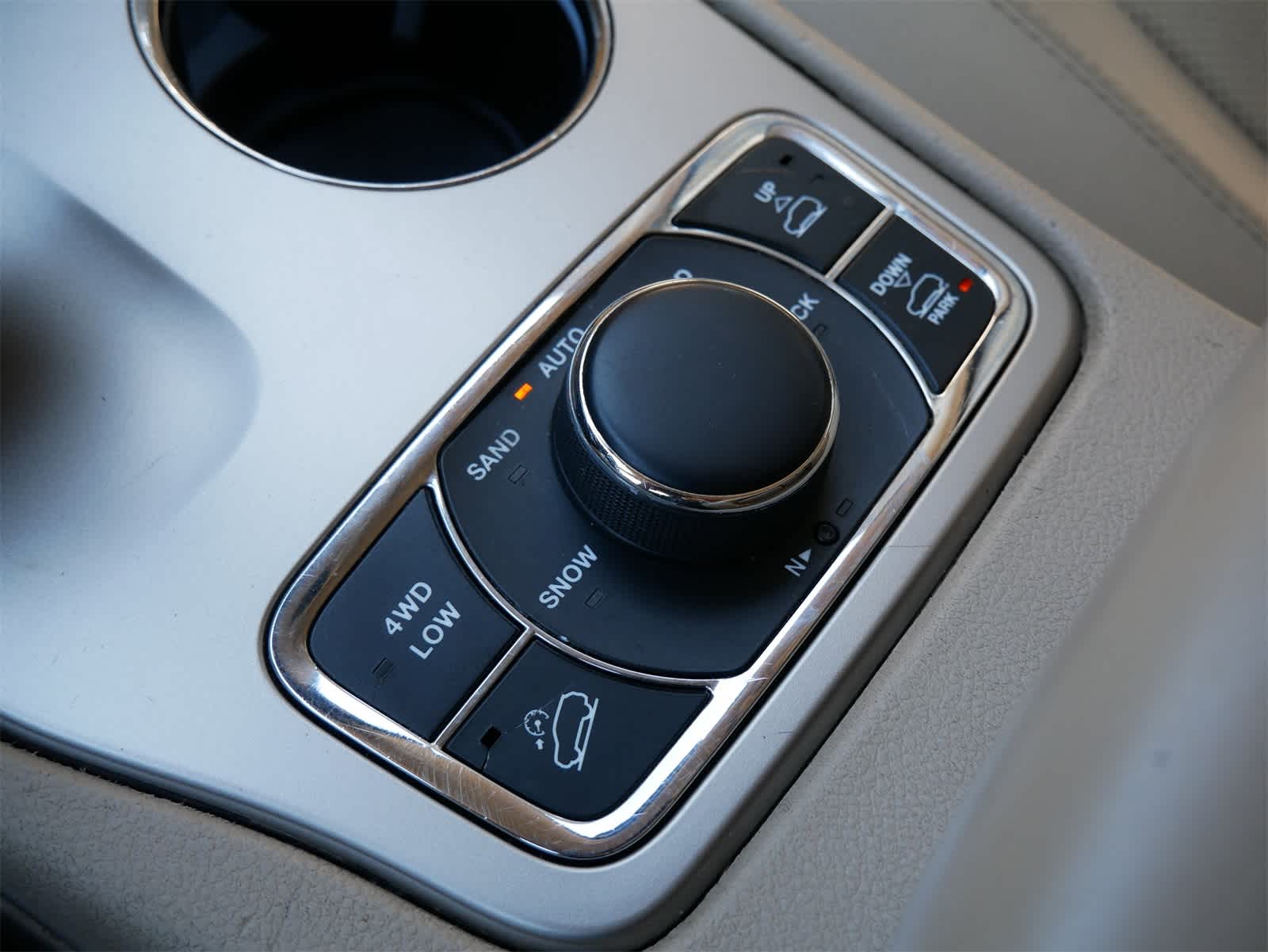 2014 Jeep Grand Cherokee Overland 17