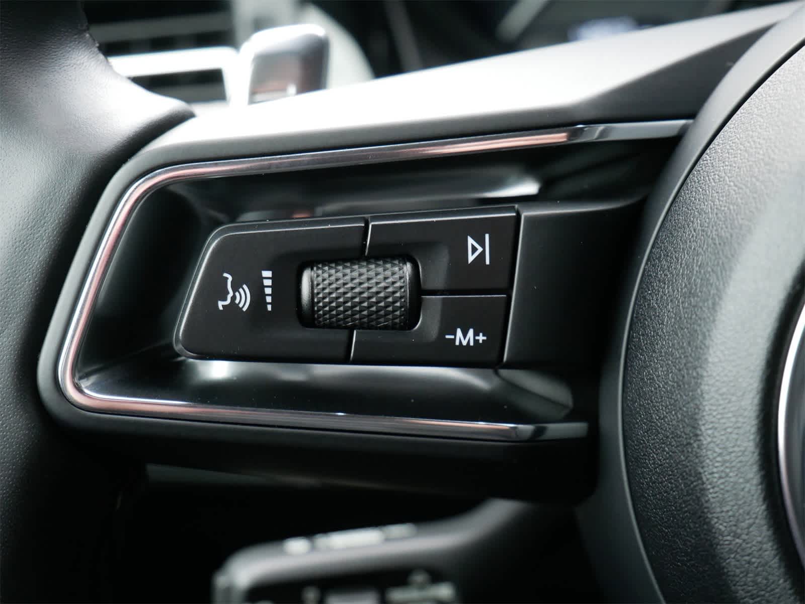 Thumbnail: 2025 Porsche Macan - 16