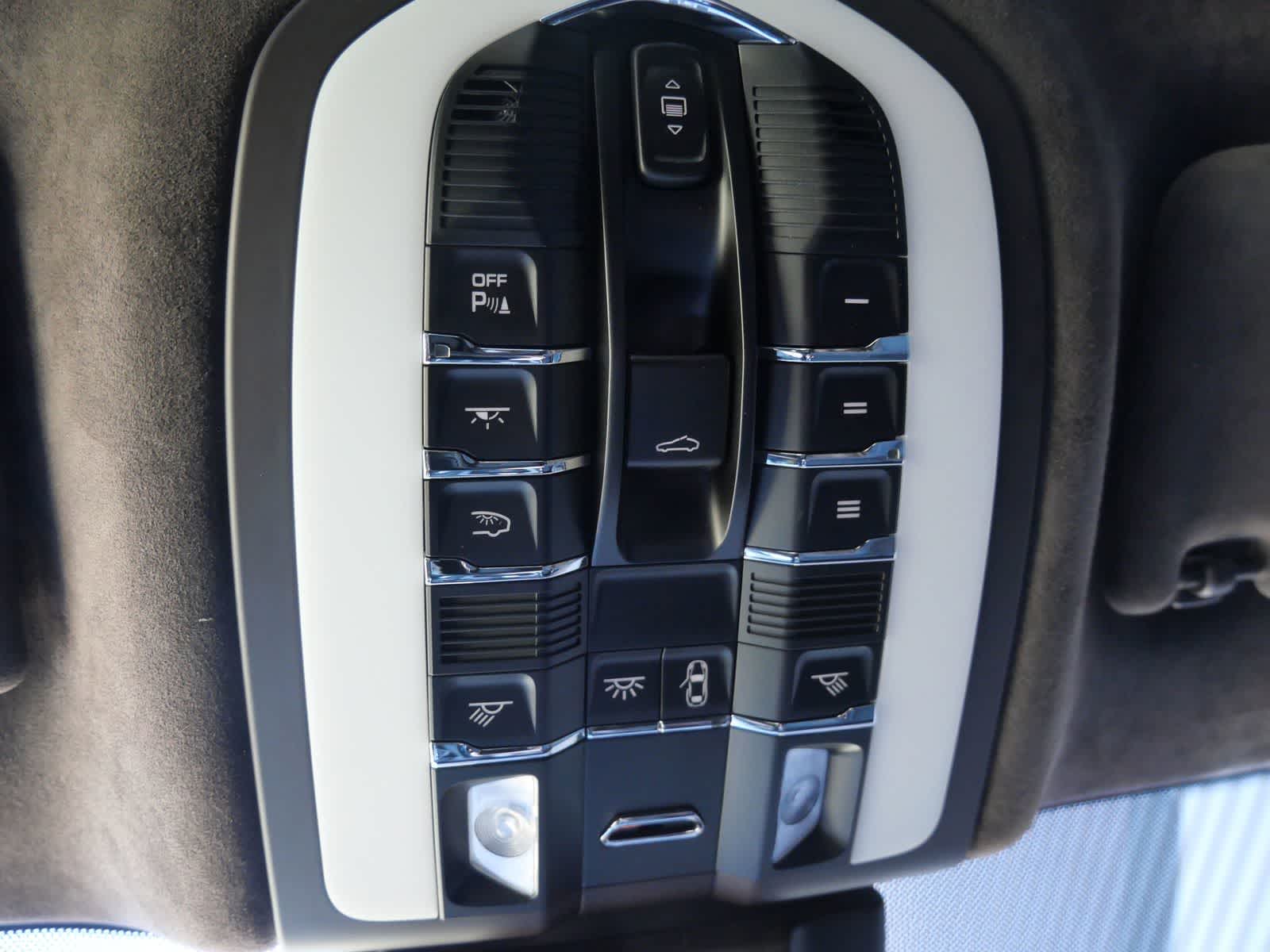 Thumbnail: 2021 Porsche Macan - 22