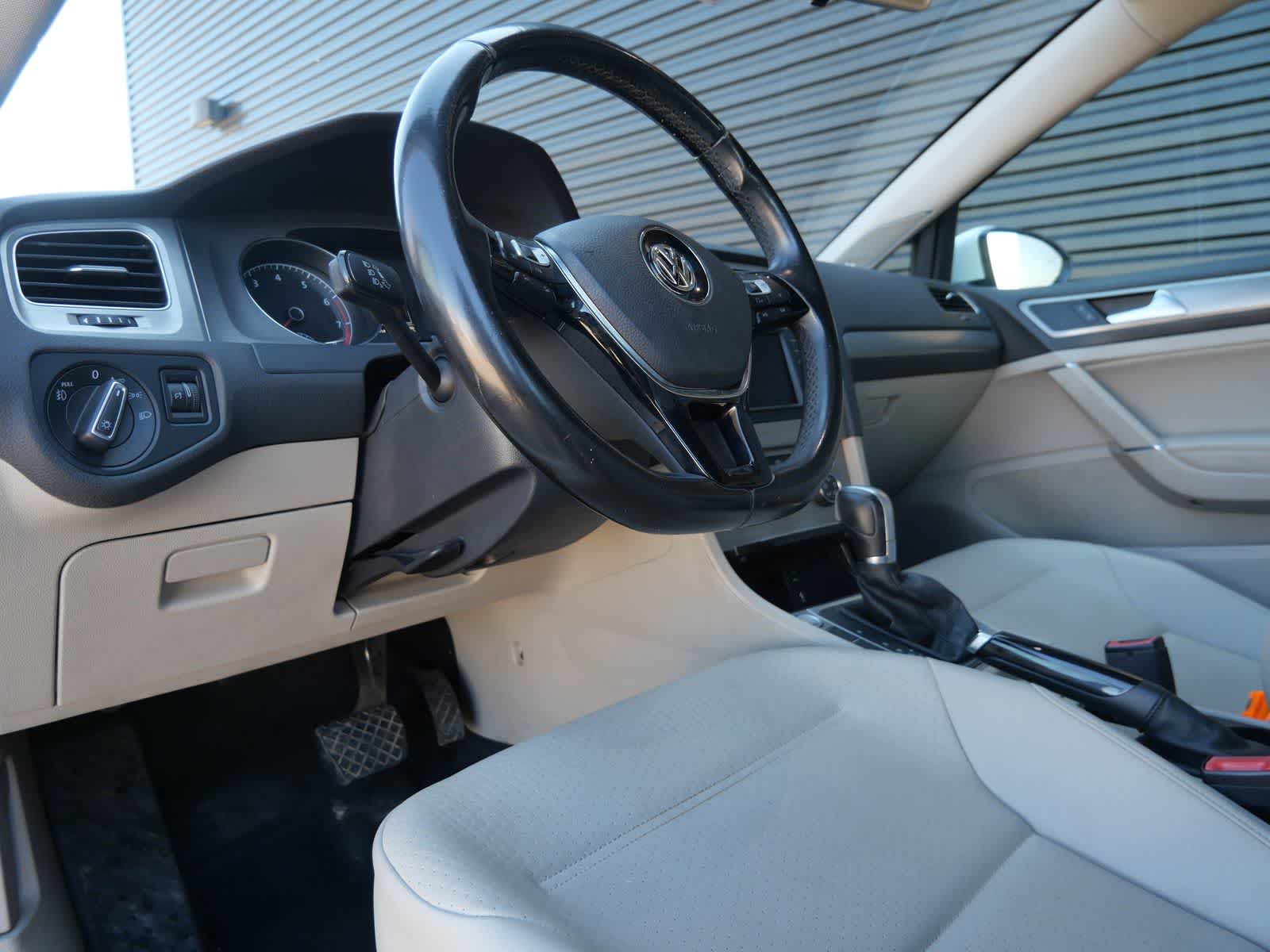 Thumbnail: 2017 Volkswagen e-Golf - 4